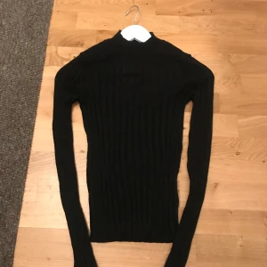 NAKD - Kabelstickad långärmad tight tröja från NAKD. Aldrig använd. Säljer pga för liten. Stl S. 