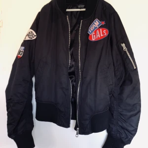 Bomberjacka Topshop - Bomberjacka från Topshop med patches, strl 36. Priset kan diskuteras, köparen står för frakt.