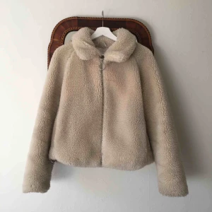  - Superfin vit/beige teddyjacka från hm! Fint skick men använder inte längre! (Ser ut som att den har fläckar på bilderna men det är något med kameran)💕