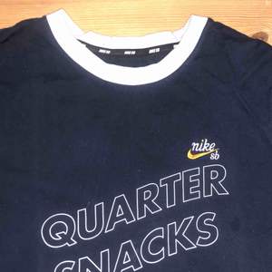 Nike SB t shirt med texten quarter snacks  Shippas från Köpenhamn till Sverige för 69 kronor 