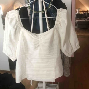  - Jätte fin top som jag tyvärr inte använder. Använd ändats en gång. Materialet är linnetyg och är inte så stretchigt. Sitter tight om man har större byst.