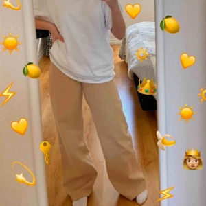  - Vida beiga jeans från Monki som är slutsålda! säljer pga dom är för stor i midjan som dock inte syns på bilden så tydligt, men annars mina favorit byxor. Säljer men kan även byta mot likadana fast storlek 26! Så hör av dig om du har dessa i strl 26!!:) 