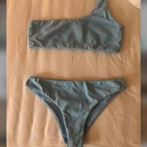 Bikini - Såååå himla drömmig och fin bikini som tyvärr är för liten för mig!! Mycket finare och ljusare blå färg i verkligheten 