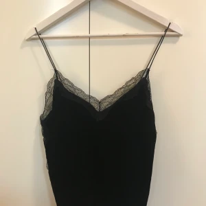 Oanvänt linne i ”sammet” material, S  - Liten i storlek, ganska kort. Oanvänt. Spetsdetaljer på sidorna och längs urringningen. 