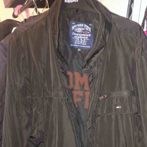  - Säljer en Tommy hilfiger vindjacka, står att den är i storlek xxxl vilket inte stämmer, dessa modeller ska tydligen vara mindre i storleken vilket den är, så den passar XL, i bra skick 