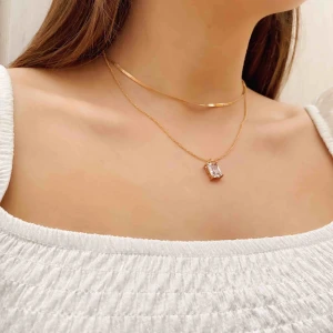  - Snyggt guldhalsband med sten. Helt nytt och oanvänt! Vi står för frakten! Hör av dig om du är intresserad!