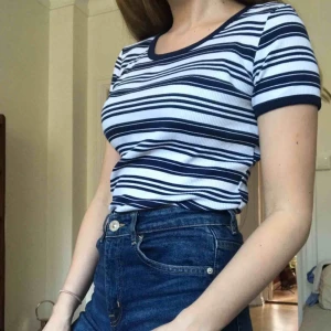  - Vit/blå randig ribbad t-shirt från H&M. Kan mötas upp i Stockholm eller frakta!