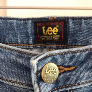 Ankellånga jeans från Lee med dragkedja i bensluten. Modell Scarlett High Zip, storlek W28/L31. Knappt använda så i nyskick!   Frakt är inkluderat i priset, postar endast (spårbart)! 💞