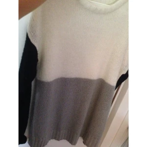  - Stickad tröja. Ganska stor i storleken. Använd 1 gång .
