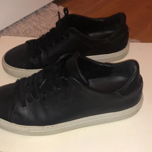 Skor - Säljer ett par skitsnygga svarta arigato skor st 40. Läder så smuts kan tvättas enkelt hursomhelst se dessa precis blivit rengjorda. Skick 7/10 och köptes för 1800kr 