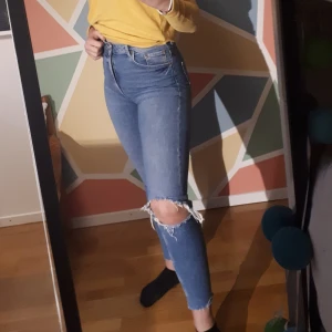Ljusblå jeans  - Mina favvo-jeans från Gina som tyvärr har blivit för små. Riktigt jeansmterial med lite strech, supersköna. Highwaisted storlek 36. Köpare står för frakten. Kontakta mig om du är intresserad :)