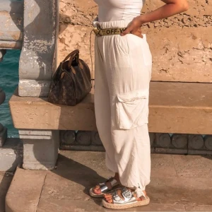 Byxa från Zara - Beiga byxor från Zara. Svåra att fånga på bild så här är två bilder från när jag burit dem. Superfina! Band så att man kan knyta vid fötterna (fungerar även med ett skärp i midjan som på bild 1) 🌸 kan även posta, pris ex. frakt.