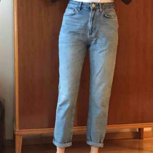Säljer dessa super snygga mom jeans från Urban Outfiters. De är i bra skick! Frakt tillkommer på 49 kr ✨ Skriv för fler bilder!