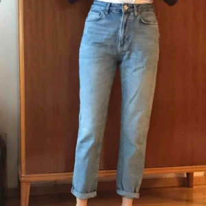 Min jeans UO - Säljer dessa super snygga mom jeans från Urban Outfiters. De är i bra skick! Frakt tillkommer på 49 kr ✨ Skriv för fler bilder!