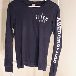 Blå tröja från abercrombie and fitch  - Blå tunna tröja från abercrombie and fitch i bra skick! storlek: S/M (Dam) Direkt pris: 45kr, Skriv buden till mig privat eller kommentera på bilden! Buda med minst 5kr varje gång ✨(Alla bud är välkomna) Köpare står för frakten (Du bestämmer vilket paket så länge det uppfyller vikt och storleks kraven)