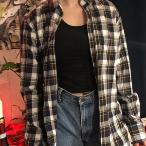 Oversized rutig skjorta  - Väldigt oversized rutig skjorta med gula detaljer. Unisex. Väldigt bra skick, knappt använd. Köparen står för frakten. Buda gärna i kommentarerna 😌✨ Budgivningen avslutas den 6e Jan.