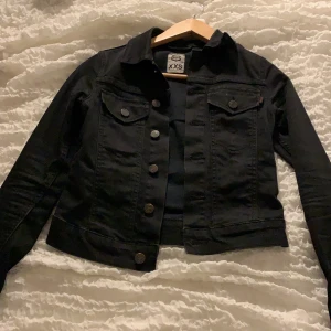 Jeansjacka - Svart jeansjacka från crocker, bra skick ❤️ bud från 120