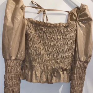 Söt topp.  -  Stretchigt material!   använd 1 gång helt ny!!  