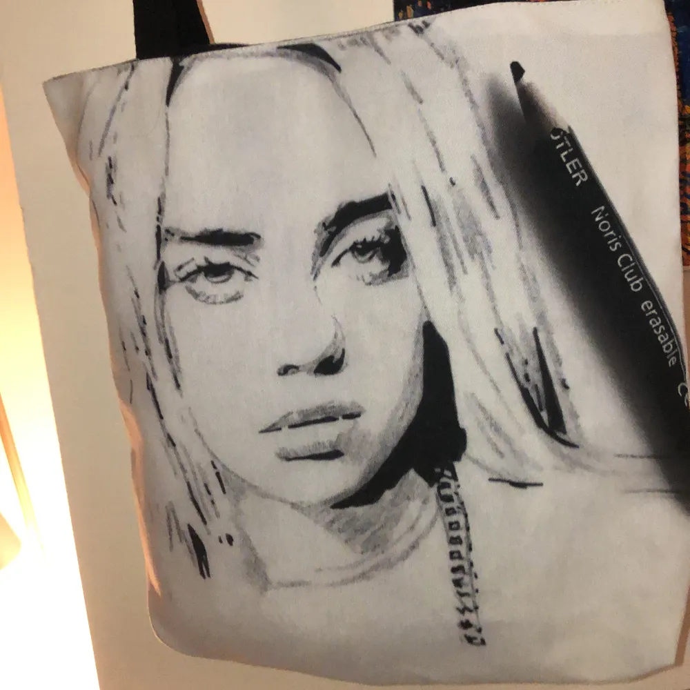 Säljer denna fina tote bagen med Billie eilish tryck. Jättefin och användbar, svartvit. Fick i present förra året🥰 normalstor. Väskor.