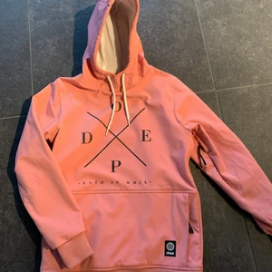 Snowboardjacka - Längre snowboardjacka, endast använd 1 vecka, nyskick, säljer pga att jag vill ha ny, den har stor ficka på hela magen och man kan öppna i armhålorna för att få in luft, perfekt när man åker snowboard. Både tjejer och killar kan ha denna. 