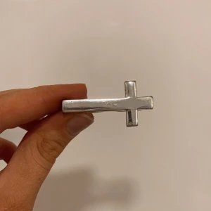 Dubbelring - Dubbelring med kors ✝️ Vet tyvärr inte storlek men jag har små fingrar & den sitter bra 