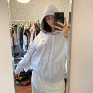 Oversized hoodie - En aaassnygg ljusblå oversized hoodie från Levis☺️ Den är i storlek S men sitter som en M/L Säljer då jag inte använder den! Den har en liten fläck på insidan av luvan medan ingenting man ser när man har på sig den😋 Stor och mysig luva! Köpt för 600kr! Frakt tillkommer på 63kr (spårbar) ☺️☺️