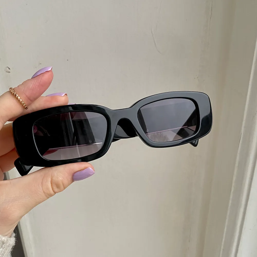 BUDGIVNING I KOMMENTARERNA!! Avslutas måndag 4/1 21:00. Frakt kostar 42 kr • Helt oanvända!! Superlyxiga solglasögon från H&Ms kollektion med Chimi eyewear. Kommer med fodral, påse till själva glasögonen, låda och rengöringsduk, alla märkta med Chimi x H&M. Accessoarer.