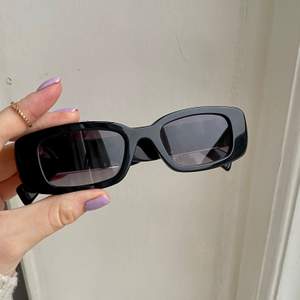 BUDGIVNING I KOMMENTARERNA!! Avslutas måndag 4/1 21:00. Frakt kostar 42 kr • Helt oanvända!! Superlyxiga solglasögon från H&Ms kollektion med Chimi eyewear. Kommer med fodral, påse till själva glasögonen, låda och rengöringsduk, alla märkta med Chimi x H&M