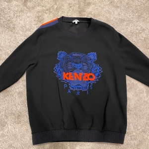 Kenzo långarmad tröja - Nypris 2500 och jag säljer denna långarmad äkta  kenzo tröjan pågrund av att den inte kommer till användning längre. Tröjan är storlek M men passar även S. Pris kan diskuteras! 😊