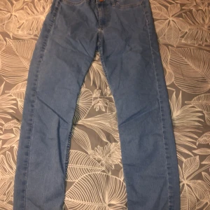 Super fina jeans! - Jeans från H&M nästan oanvända😊 lite lägre midja men inte lådmidjade😊 
