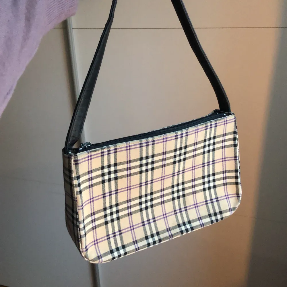 En liten fin väska som jag köpt på secondhand💜 den har en liten bricka på ena sidan men den kan ju användas åt båda hållen. Väldigt rymlig också! Köparen står för frakten 🥰. Väskor.