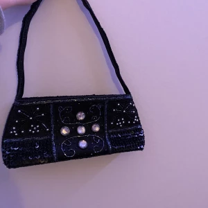 Axelremsväska - En cool och snygg axelremsväska, som tyvärr inte kommit till användning hos mig, Köpare står för frakt💞 