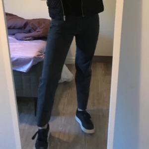Raka jeans - säljer dessa raka jeans från wesc i storleken 27. Jag är ungefär 170 på bilden. Superfin grå färg