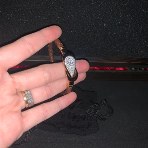 Superfint armband - Armband i flätat brunt fakeläder med mässingspänne av magnet och strassdetaljer i spännet🍀 kolla mina andra annonser också, om du hittar något annat du gillar kan jag samfrakta🤩