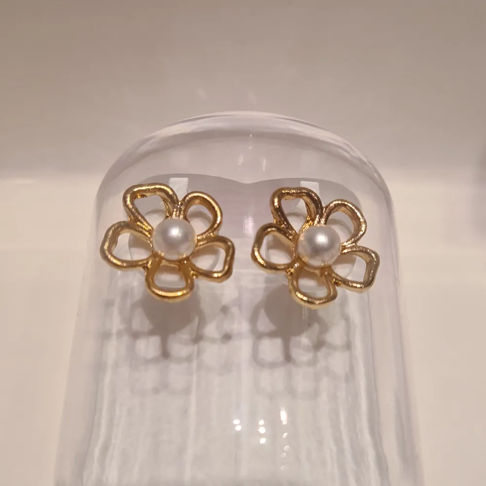 Sjukt snygga guld-örhängen formade som blommor med en pärla i mitten. Säljer för 79 kr. Först till kvarn!!💕💕💕. Accessoarer.