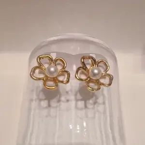 Sjukt snygga guld-örhängen formade som blommor med en pärla i mitten. Säljer för 79 kr. Först till kvarn!!💕💕💕