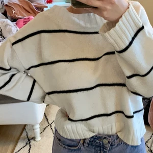 Stickad tröja - Stickad tröja i bra skick, lite nopprig dock!