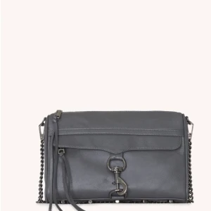 Rebecca Minkoff väska - Säljer min oanvända Rebecca Minkoff väska pga att det inte riktigt är min stil. Den är helt oanvänd och ny. Buda i kommentarerna från 1000kr