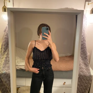 Snygg topp - Snygg blå topp med fina guld detaljer 