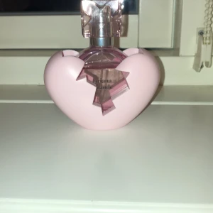 Ariana granne parfym - Säljer min ariana granne parfym då jag inte andvänder den mer. Jag har andvända den lite med det finns mycket kvar. Frakten tillkommer!