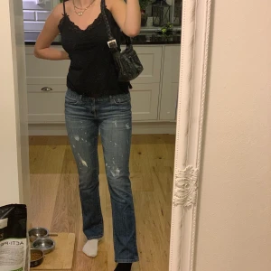 Vintage jeans - Låg midja, står strl 38 men passar mig som vanligtvist har strl 36 eller w26/w27. Jag är 176 lång. 💕