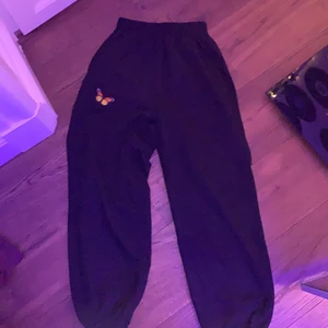 Mjukis byxor - Fina mjukisbyxor med en fjäril på de sitter lite tajt i midjan dock men annars passar de bra. 