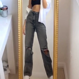 Pacsun Jeans - Säljer ett par gråa slitna jeans ifrån Pacsun i stl xs.      Säljer lite dyrare eftersom de va rätt dyra med frakt från Usa.                                                                              Jättebra skick!                                                                    Frakt tillkommer😊.                                                              (Lånade bilder)