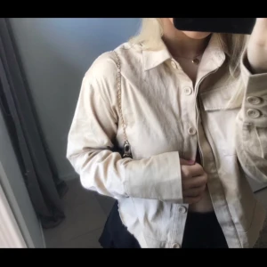 Beige skjorta - Beige skjorta från Linn Ahlborg kollektion med nakd. I stl 36. Går även att använda som jacka på sommaren!