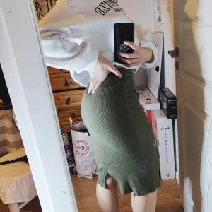 Militärgrön ribbar kjol från bikbok - En ribban pennkjol från bikbok med mycket stretch. Lappen där bak på insidan av kjolen är avklippt då den irriterade huden men storleken är i S/M. Frakt 44kr med PostNord ☺️ 
