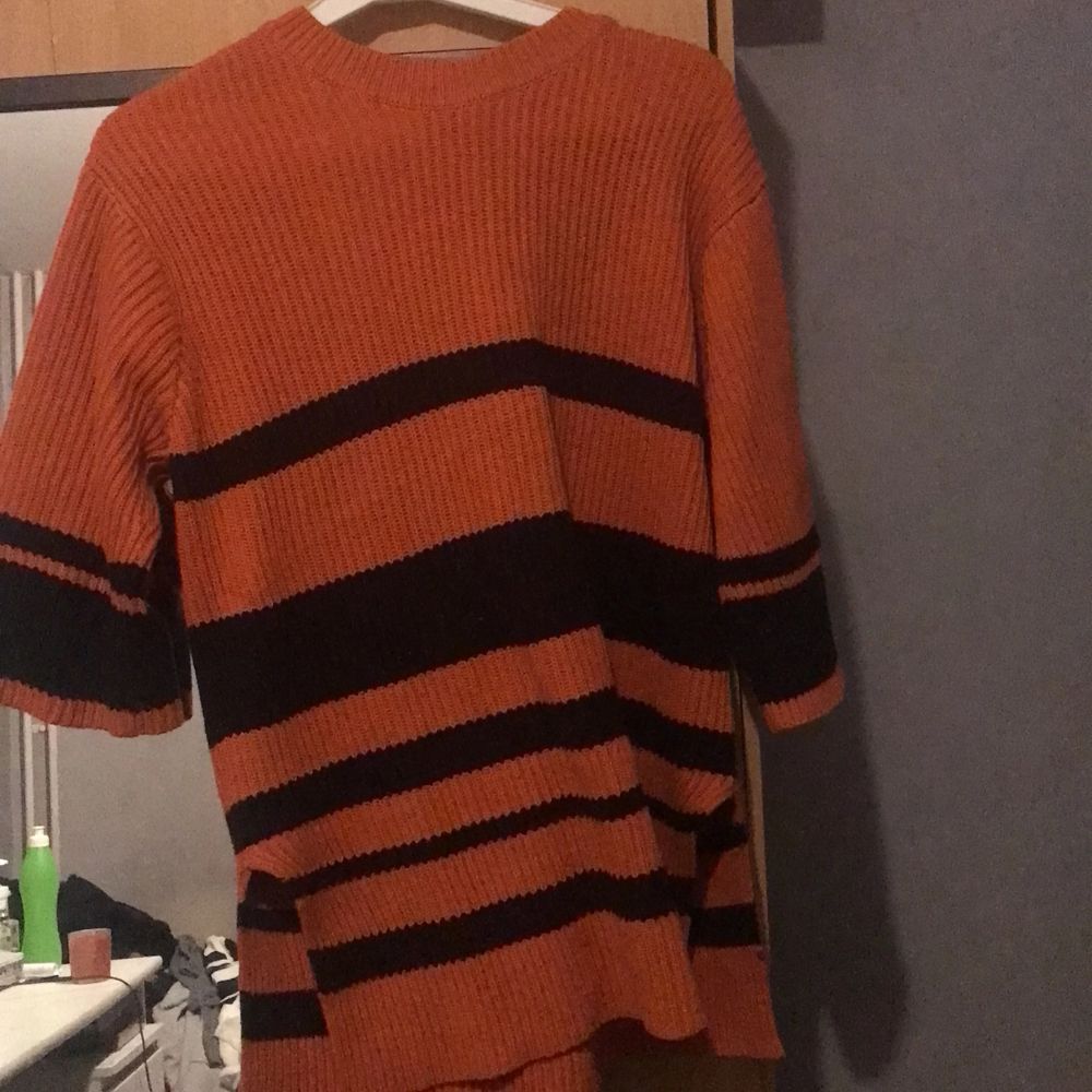 Randig orange/svart stickad tröja med två små slits vid sidan, men som inte längre kommer till användning. Bra skick!!! Storleken säger XS men skulle säga att den passar ända upp till L (beror på hur man vill att den ska sitta). Den är köpt från monki och där brukar tröjorna ofta vara oversized. 40kr. Stickat.