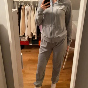 Mjukisset - Mjukis set i storlek S,i mycket bra skick. Säljer för 70kr ,köparen står för frakten ! Har även ett till par i grå färg! 