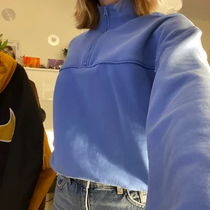 Blå sweatshirt  - Fin blå sweatshirt från weekday med half zip. Passar perfekt till vintern☃️❄️ Storlek XS