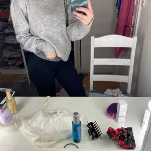 Stickad tröja st S - Hej säljer min stickade tröja som ej används längre st S, köpt från chiqulle för något år sedan men etiketten står de något annat namn. Tyget har fått noppor men inget man tänker på. 