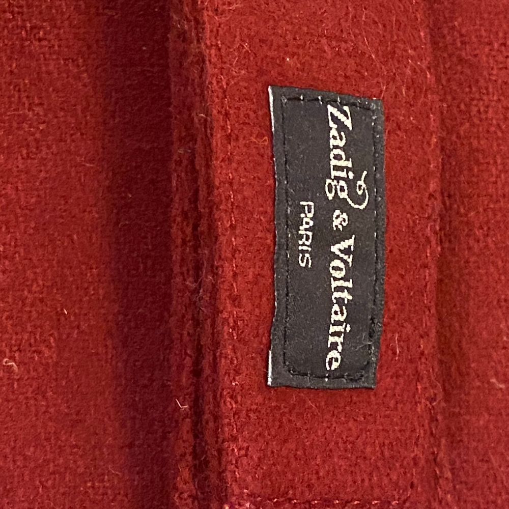 Zadig & Voltaire väska i perfekt skick men ett par år gammal. En fin magväska som sitter bra! Antigen över axeln eller vid höften :). Väskor.
